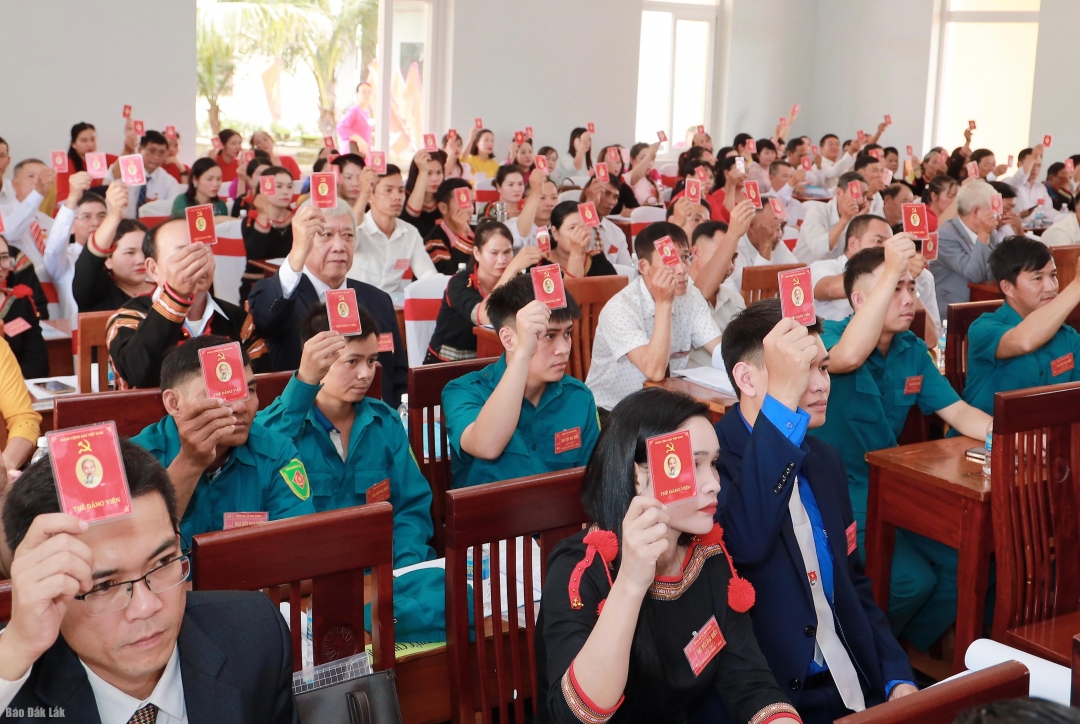 Đại biểu biểu quyết thông qua Nghị quyết Đại hội đại biểu Đảng bộ xã Dur Kmăl nhiệm kỳ 2025 - 2030.