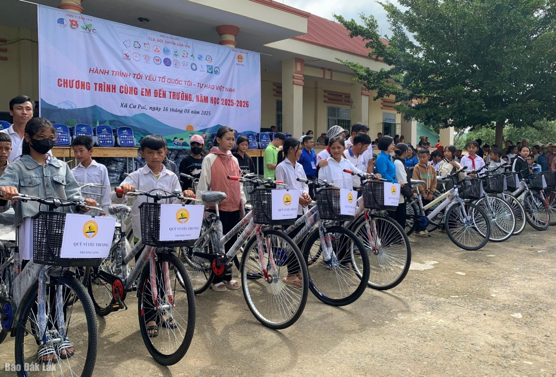 20 chiếc xe đạp tặng cho các em học sinh vượt khó.