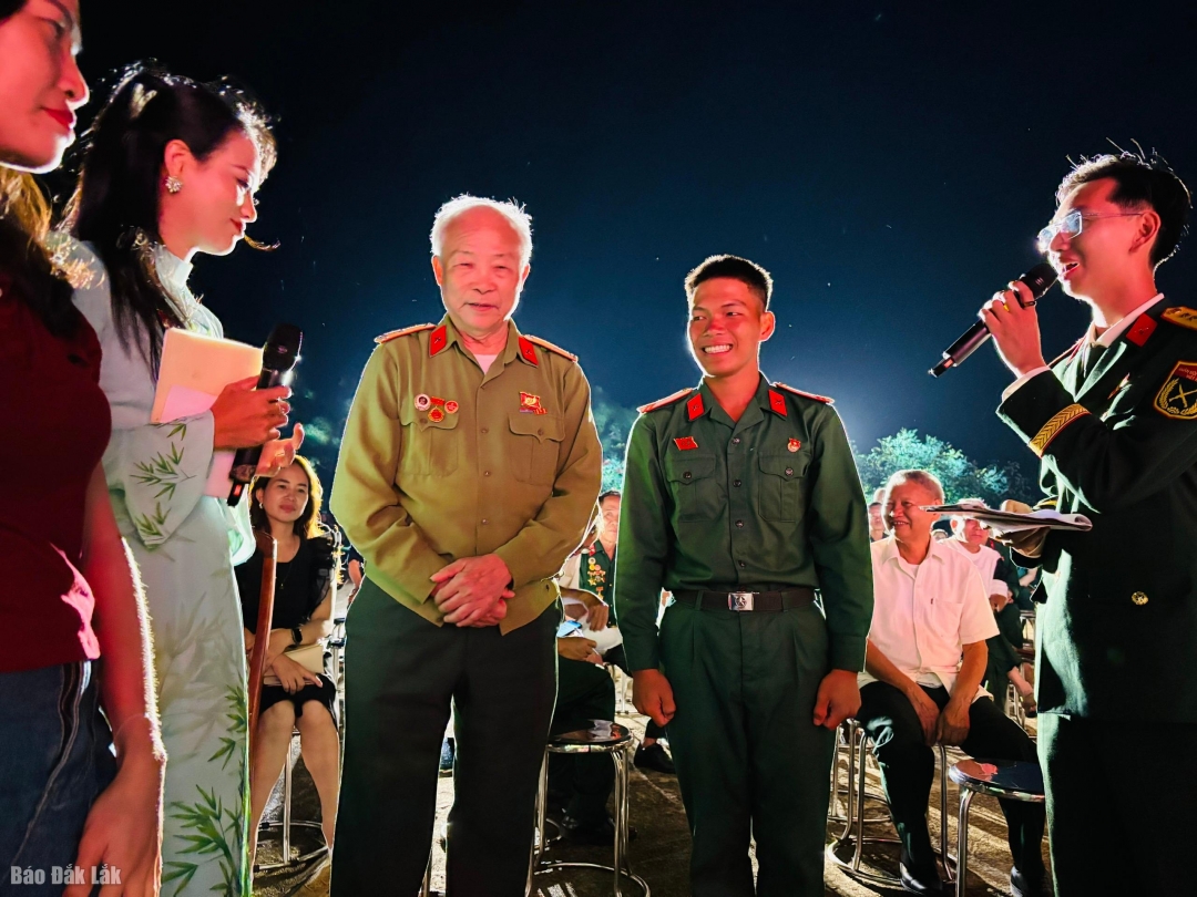Chuyện trò, giao lưu trực tiếp với cán bộ, chiến sĩ Trung đoàn. 