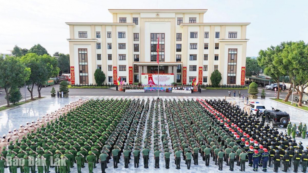 Toàn cảnh lễ ra quân.