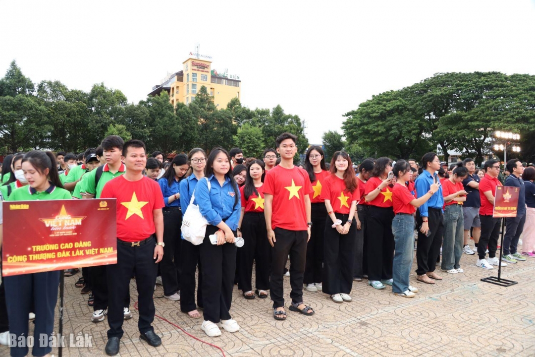 Đông đảo cán bộ, công chức, viên chức, học sinh và nhân dân tỉnh Đắk Lắk tham gia lễ.