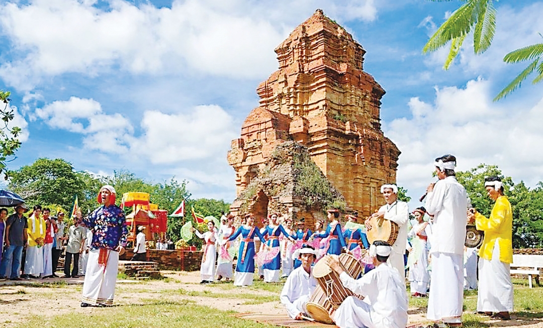 Lễ hội Vía Bà tại tháp Nhạn có nhiều hoạt động mang đậm văn hóa người Chăm. Nguồn: Internet