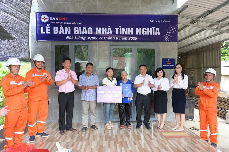 Gia đình bà Nguyễn Thị Thĩm xã Đắk Liêng nhận hỗ trợ của EVNCPC và PC Đắk Lắk trong lễ bàn giao nhà mới