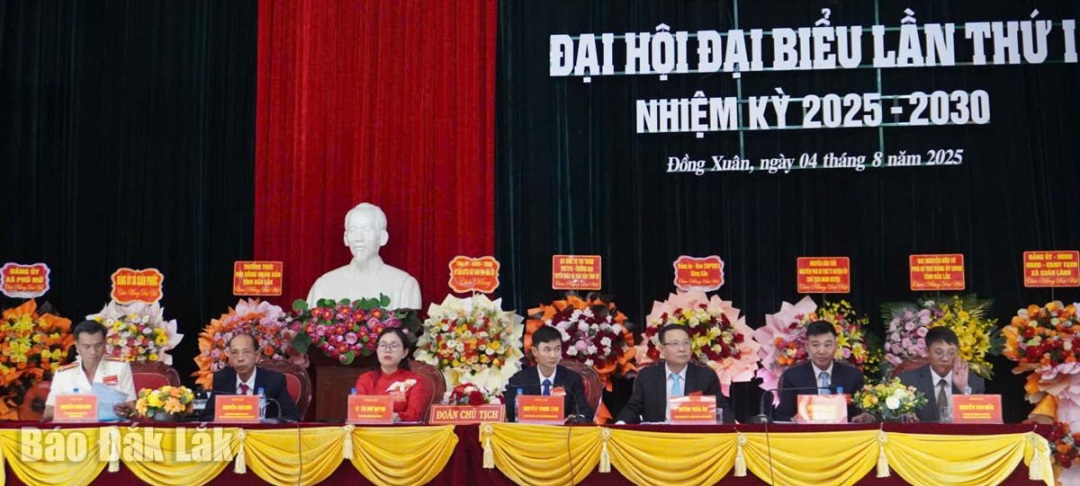 Đoàn chủ tịch điều hành đại hội.