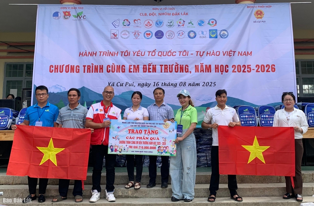 Ban tổ chức trao tặng 300 lá cờ Tổ Quốc cho đại diện 2 thôn Ea Khiêm và thôn Noh Prông.
