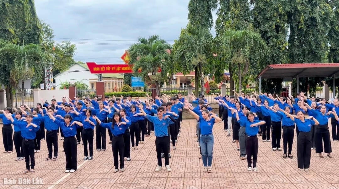 Đoàn xã Hoà Phú nhảy Flashmob Vũ điệu tuổi trẻ.