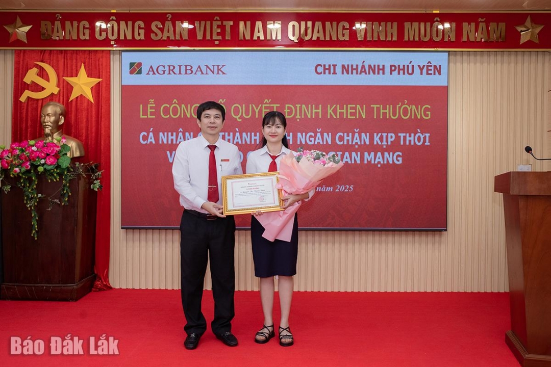 Giám đốc Agribank Chi nhánh Phú Yên Phan Thông Thái tuyên dương bà Nguyễn Thị Thanh Thủy, Phó Trưởng Phòng Kế toán và Ngân quỹ Agribank Chi nhánh Sơn Hòa, vì có thành tích xuất sắc trong việc ngăn chặn vụ lừa đảo qua không gian mạng.