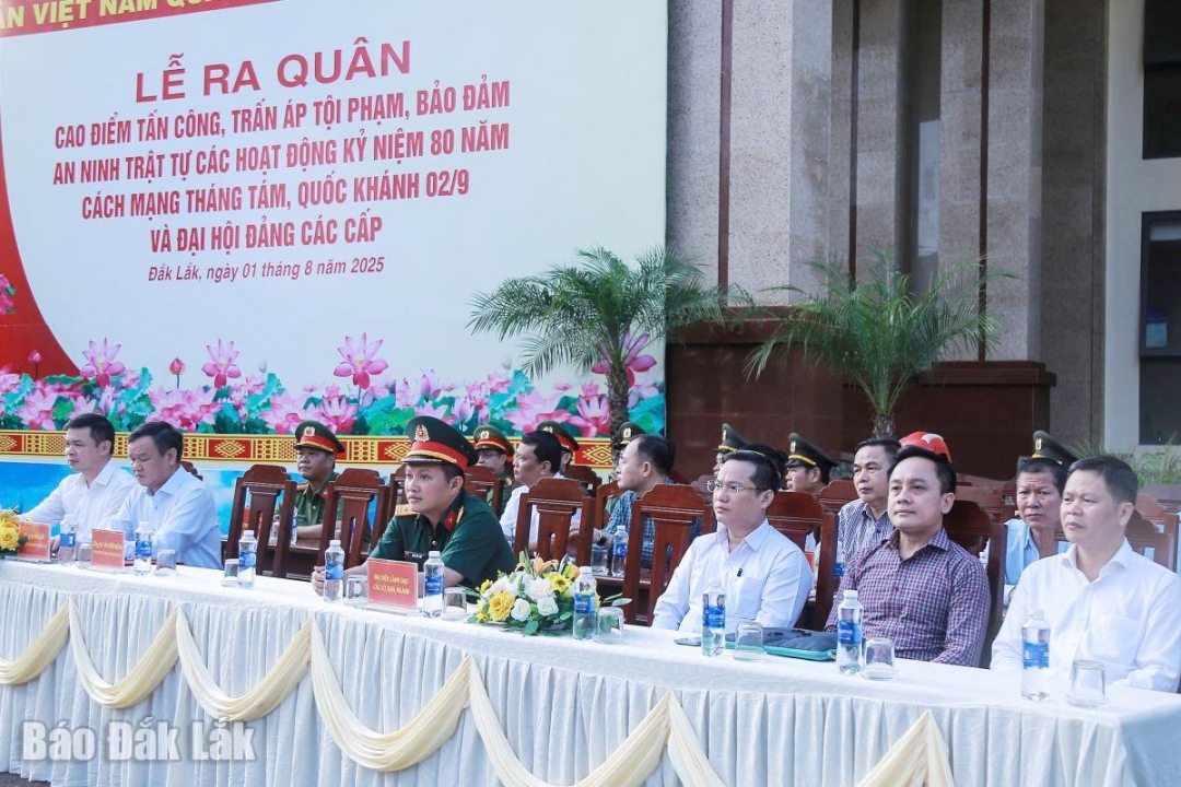 Các đại biểu tham dự lễ ra quân.