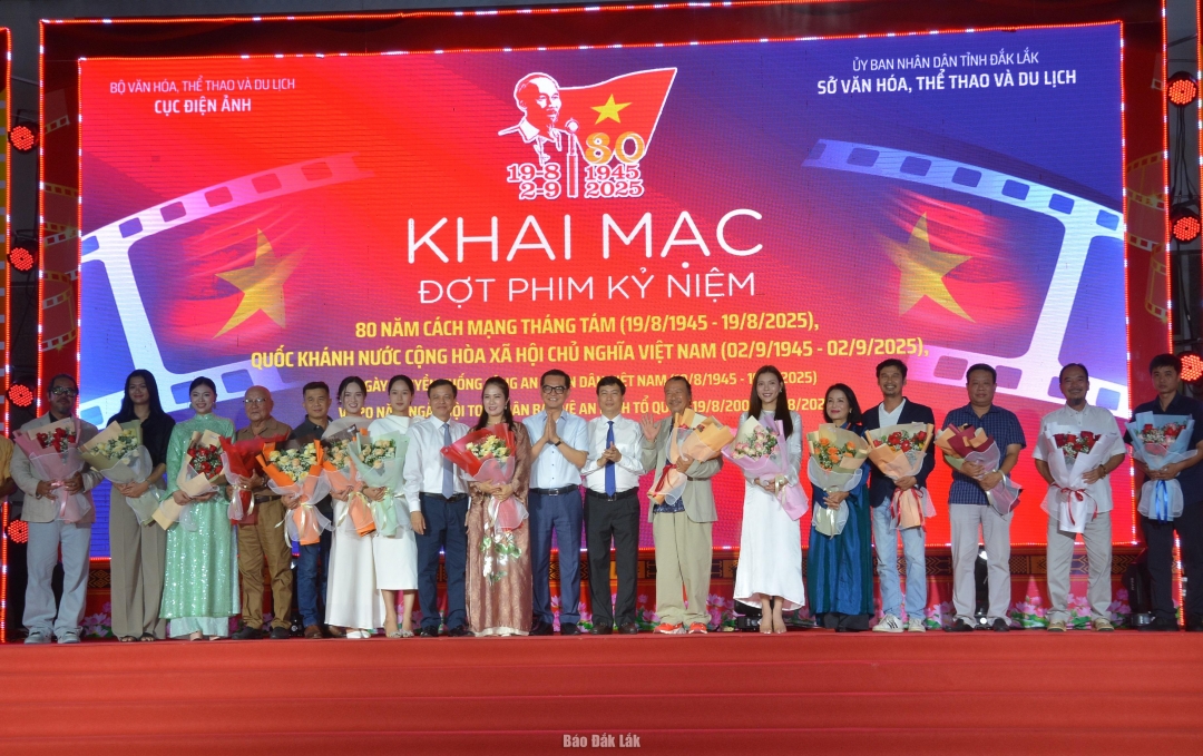 Ban tổ chức tặng hoa các nghệ sĩ, diễn viên.