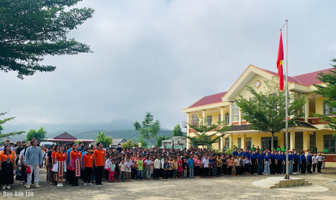 Các đội, nhóm cùng các em học sinh chào cờ hưởng ứng hành trình Tôi yêu Tổ Quốc