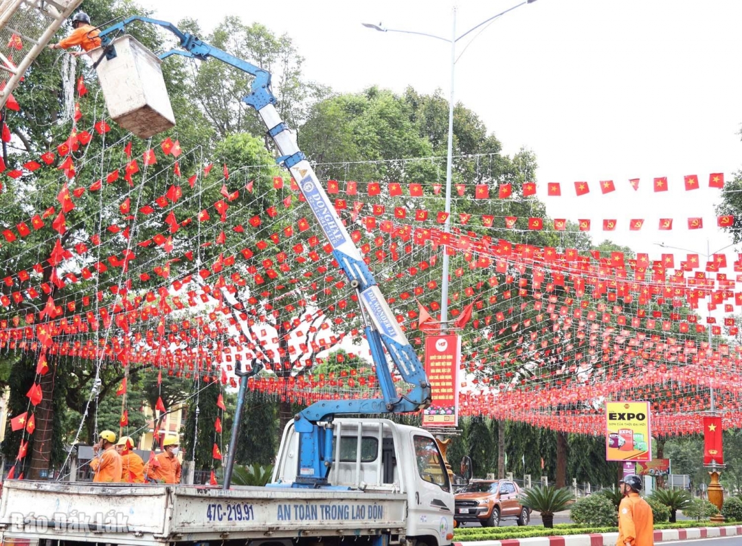 Công ty Cổ phần Đô thị và Môi trường Đắk Lắk trang trí cờ, đèn trên các tuyến phố.