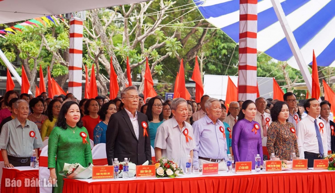 Các đại biểu nghiêm trang chào cờ trước khi dự lễ.