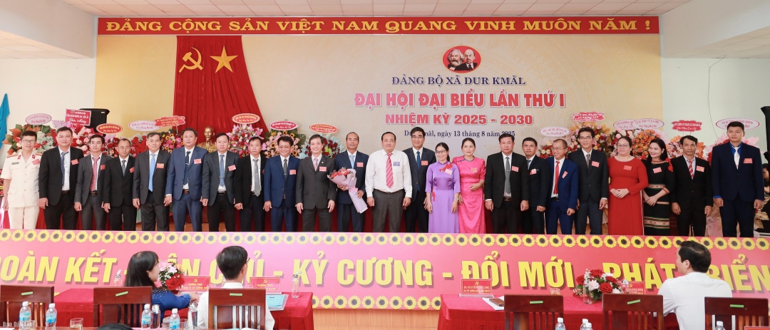 Ban Chấp hành Đảng bộ xã Dur Kmăl ra mắt nhận nhiệm vụ. 