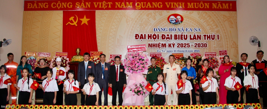 Đoàn đại biểu nhân dân các dân tộc trong xã chúc mừng đại hội.