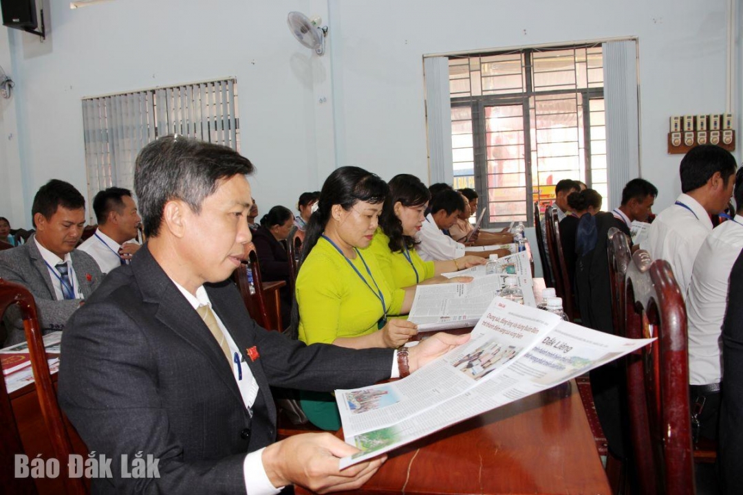 Đại biểu theo dõi thông tin trên Báo và Phát thanh, Truyền hình Đắk Lắk.