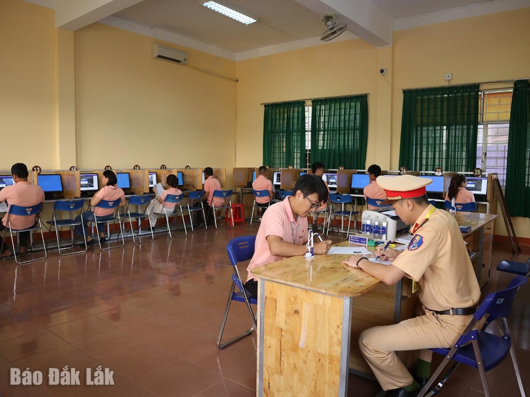 Các thí sinh Trung tâm Giáo dục nghề nghiệp Vinasme Tây Nguyên làm thủ tục dự thi.