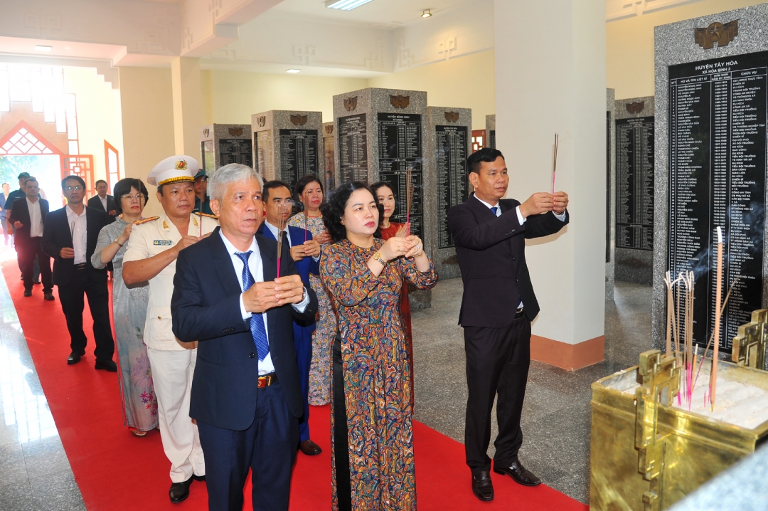 Các đại biểu của phường Tuy Hòa thắp hương tri ân, tưởng nhớ các anh hùng liệt sĩ tại Đài tưởng niệm Núi Nhạn.