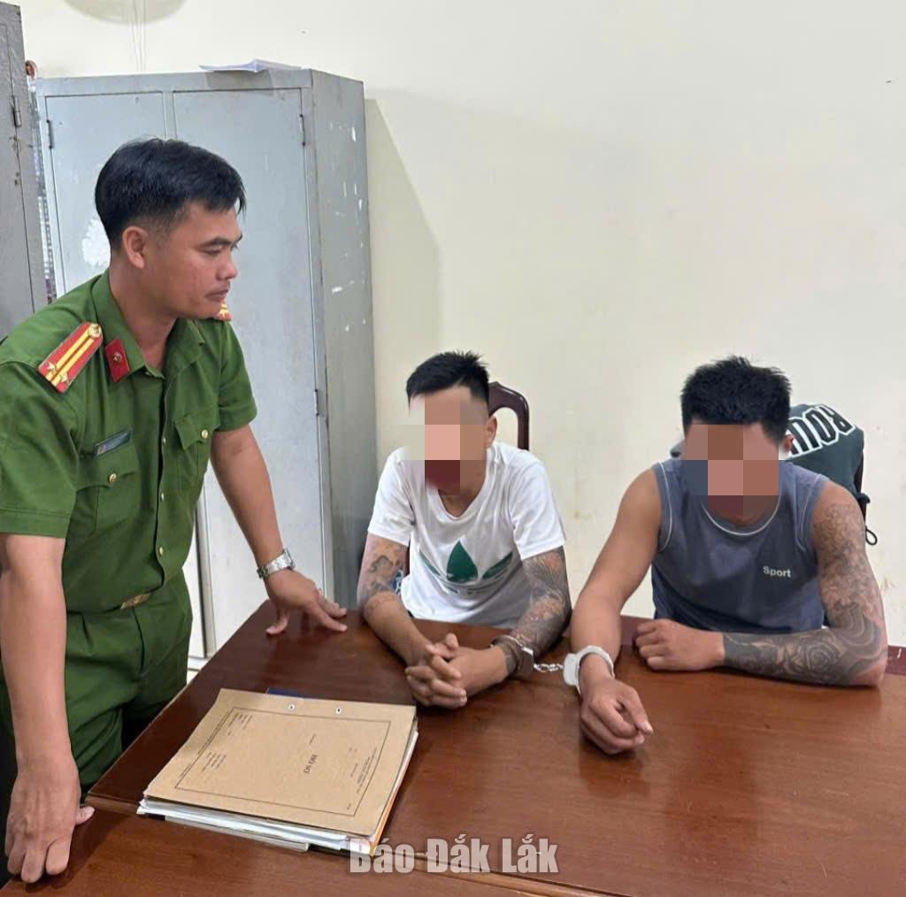 Đối tượng H.Q.H. và P.V.T.T. tại Công an xã Krông Nô.