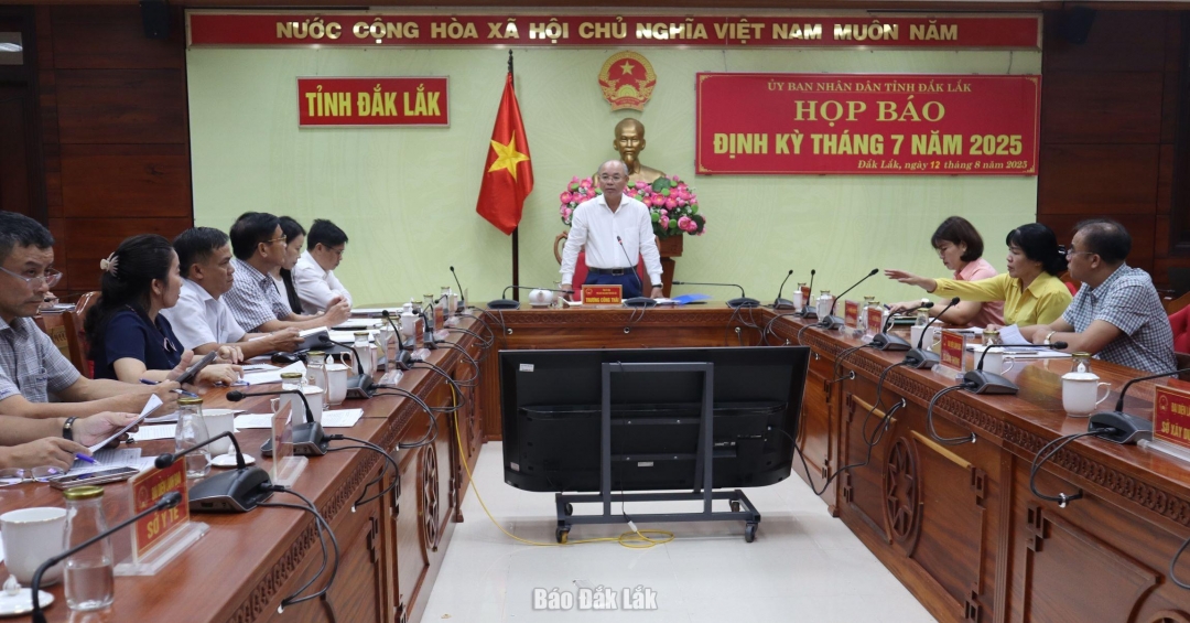 Các đại biểu dự buổi họp báo.