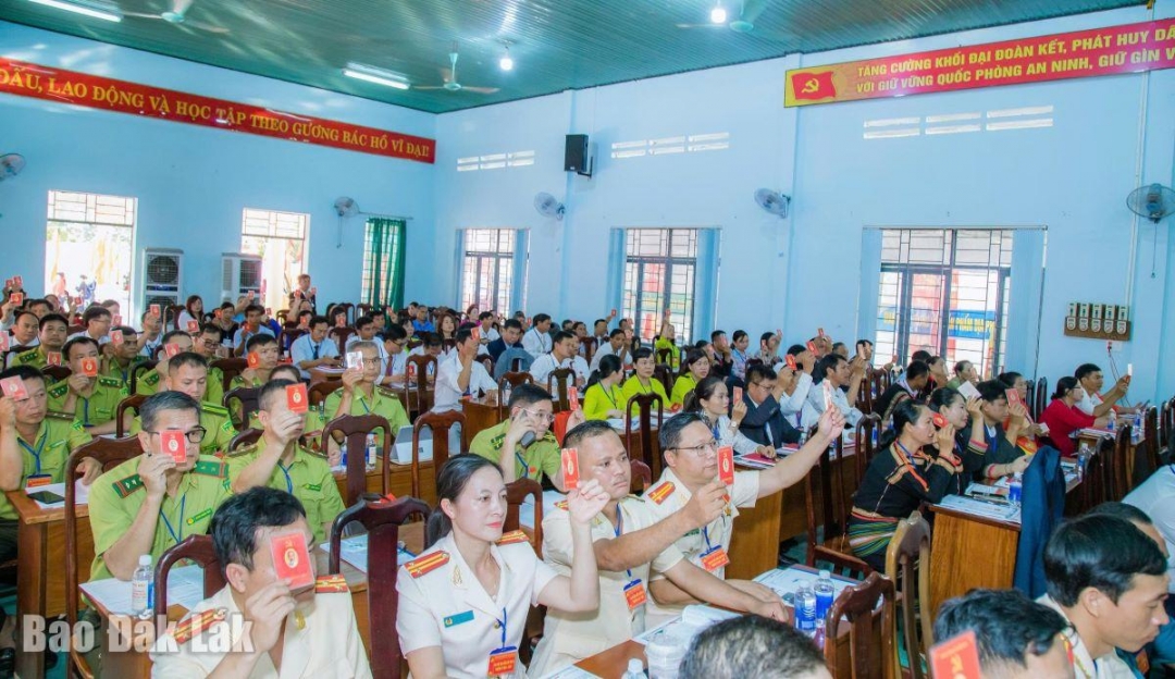 Đại biểu tham gia biểu quyết tại đại hội.