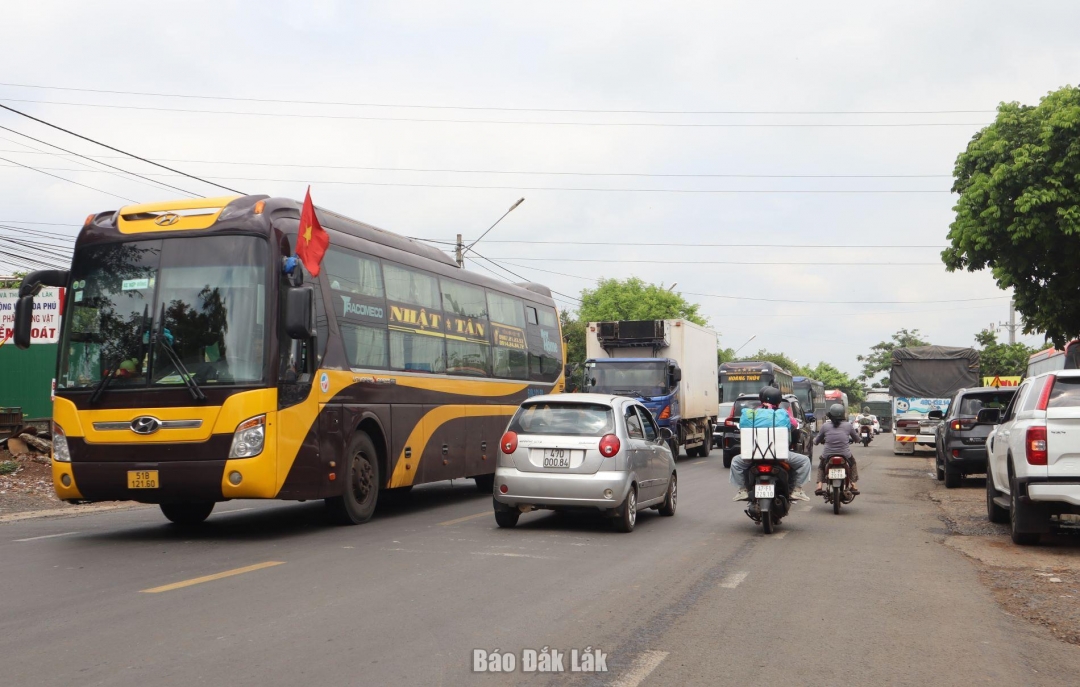 Phương tiện lưu thông trên đường Hồ Chí Minh đoạn qua địa bàn tỉnh Đắk Lắk.