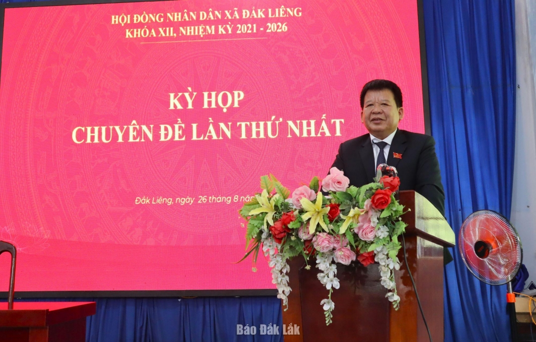Bí thư Đảng ủy, Chủ tịch HĐND xã Đắk Liêng Nguyễn Quang Dũng phát biểu tại kỳ họp.