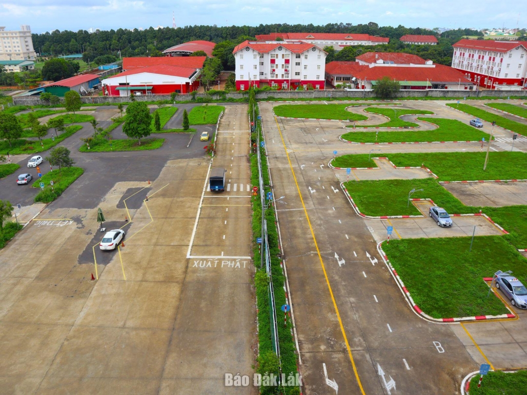 Sân tập lái và sân sát hạch thuộc Trường Cao đẳng Bách khoa Tây Nguyên.