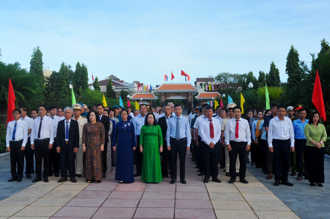 Các đại biểu tham dự Lễ viếng Nghĩa trang liệt sĩ tỉnh khu vực phía Đông.