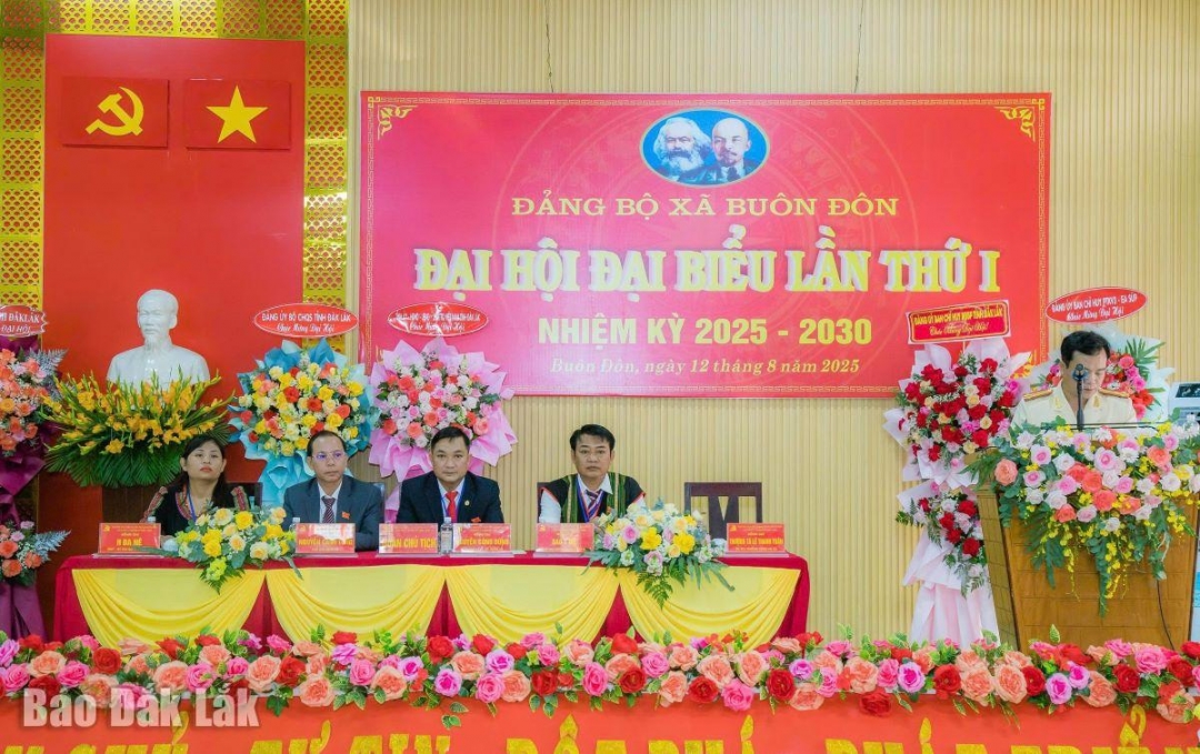 Đoàn chủ tịch điều hành đại hội.