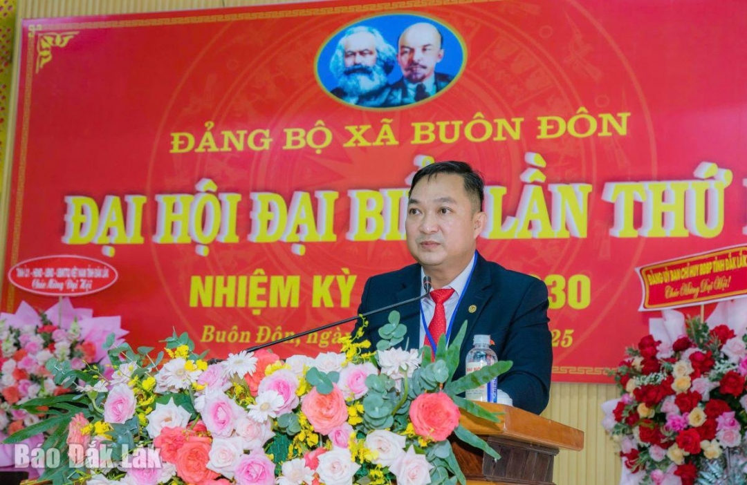 Bí thư Đảng ủy, Chủ tịch HĐND xã Nguyễn Công Dũng phát biểu tại đại hội.