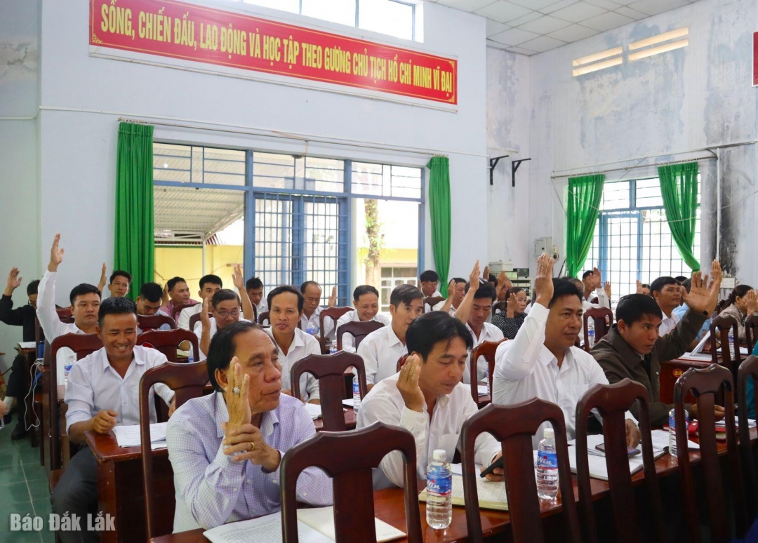 Các đại biểu biểu quyết thông qua các Nghị quyết tại kỳ họp.