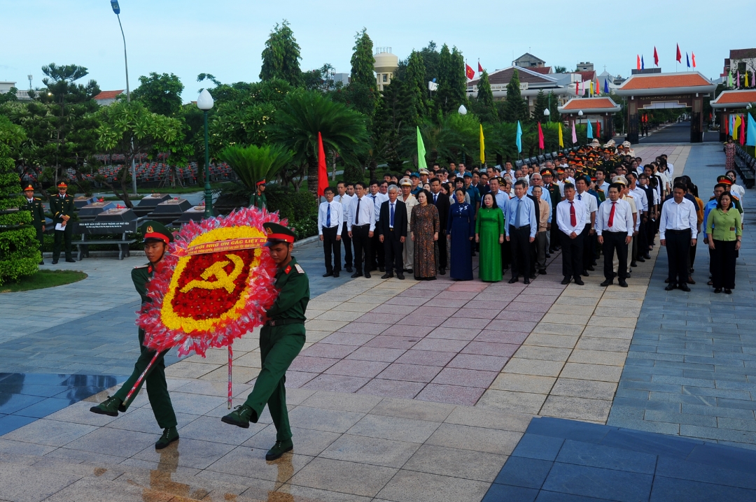 Đoàn đại biểu Tỉnh ủy, HĐND, UBND, Ủy ban MTTQ Việt Nam tỉnh tổ chức dâng hoa tưởng niệm các anh hùng liệt sĩ tại đài tưởng niệm Nghĩa trang liệt sĩ tỉnh khu vực phía Đông.