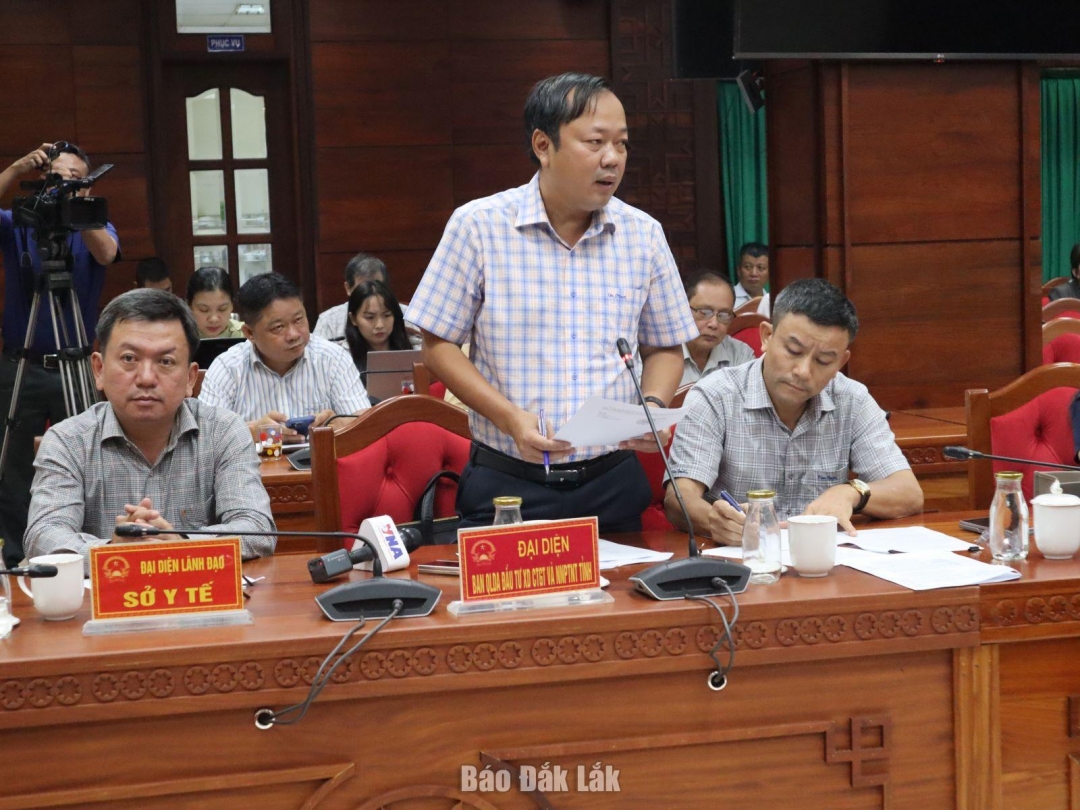 Lãnh đạo Ban Quản lý dự án đầu tư xây dựng công trình giao thông và nông nghiệp phát triển nông thôn tỉnh Đắk Lắk phản hồi về các công trình giao thông chậm tiến độ.