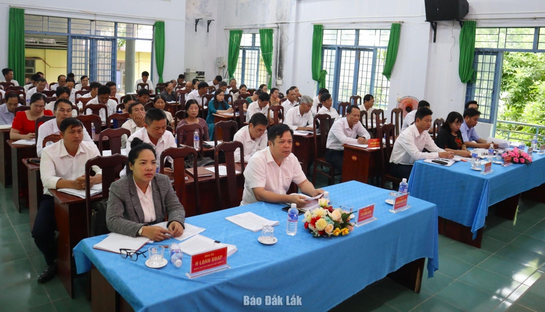 Các đại biểu dự kỳ họp.