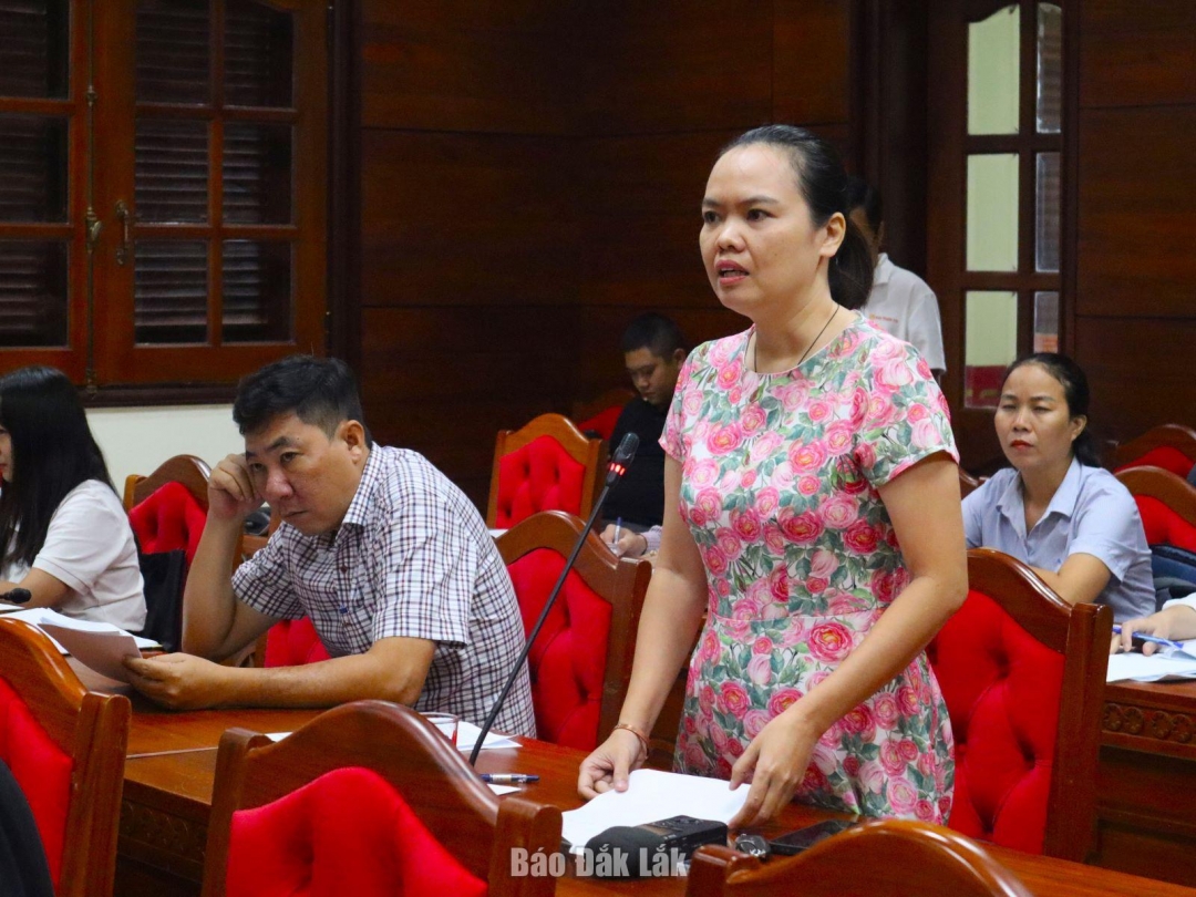Phóng viên Cơ quan thường trú khu vực Tây Nguyên, Đài Tiếng nói Việt Nam nêu câu hỏi tại buổi họp báo.