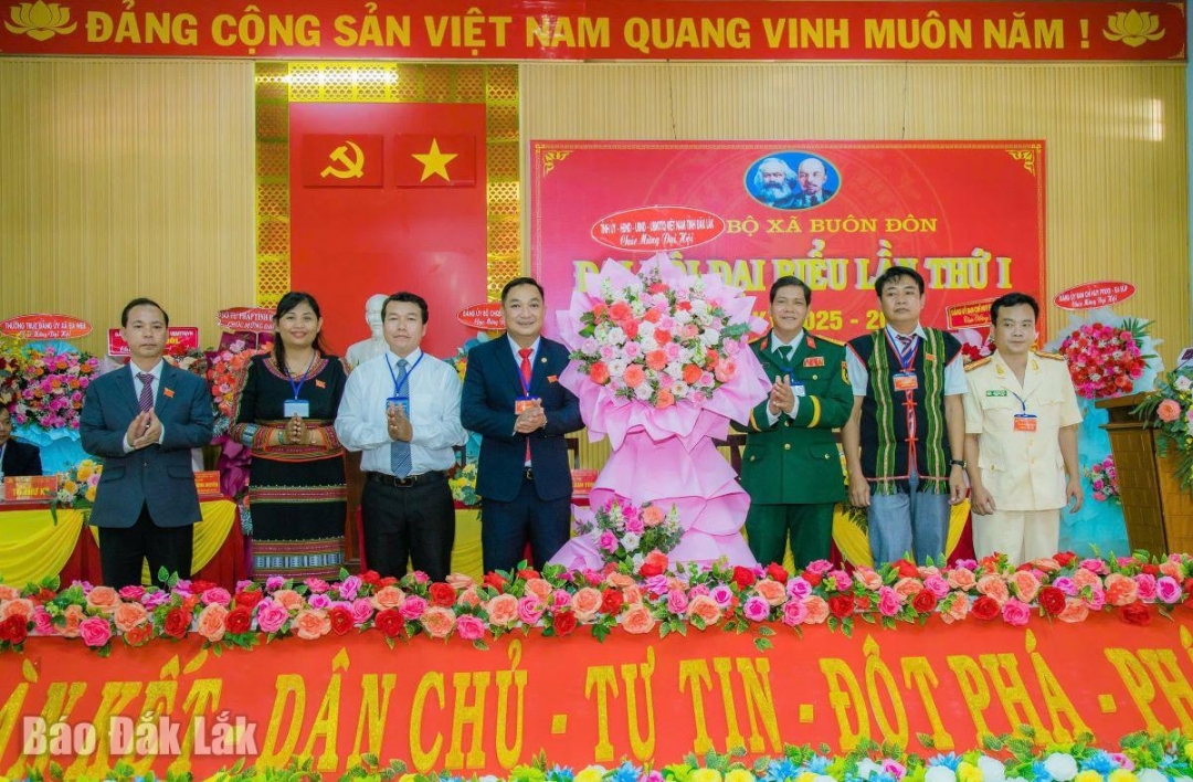 Đại tá Niê Ta, Ủy viên Ban Thường vụ Tỉnh ủy, Chỉ huy trưởng Bộ Chỉ huy Quân sự tỉnh tặng hoa chúc mừng đại hội.