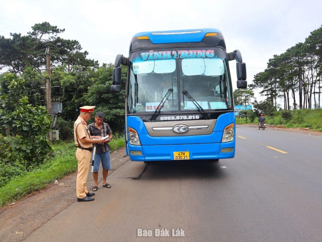 Cán bộ Phòng CSGT, Công an tỉnh Đắk Lắk kiểm tra phương tiện lưu thông trên đường Hồ Chí Minh.