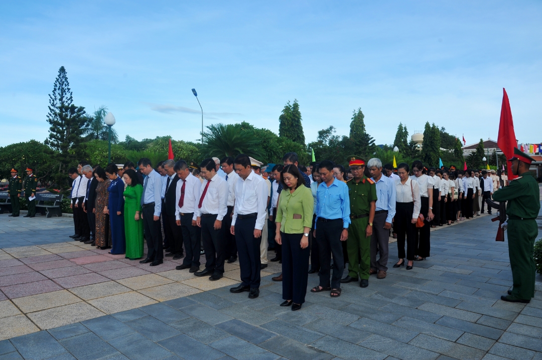 Các đại biểu tham dự Lễ viếng Nghĩa trang liệt sĩ tỉnh khu vực phía Đông đã dành phút mặc niệm tri ân, tưởng nhớ các anh hùng liệt sĩ.