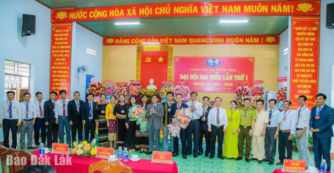 Lãnh đạo các ban, ngành của tỉnh tặng hoa chúc mừng Ban chấp hành Đảng bộ xã Buôn Đôn, nhiệm kỳ 2025 - 2030.
