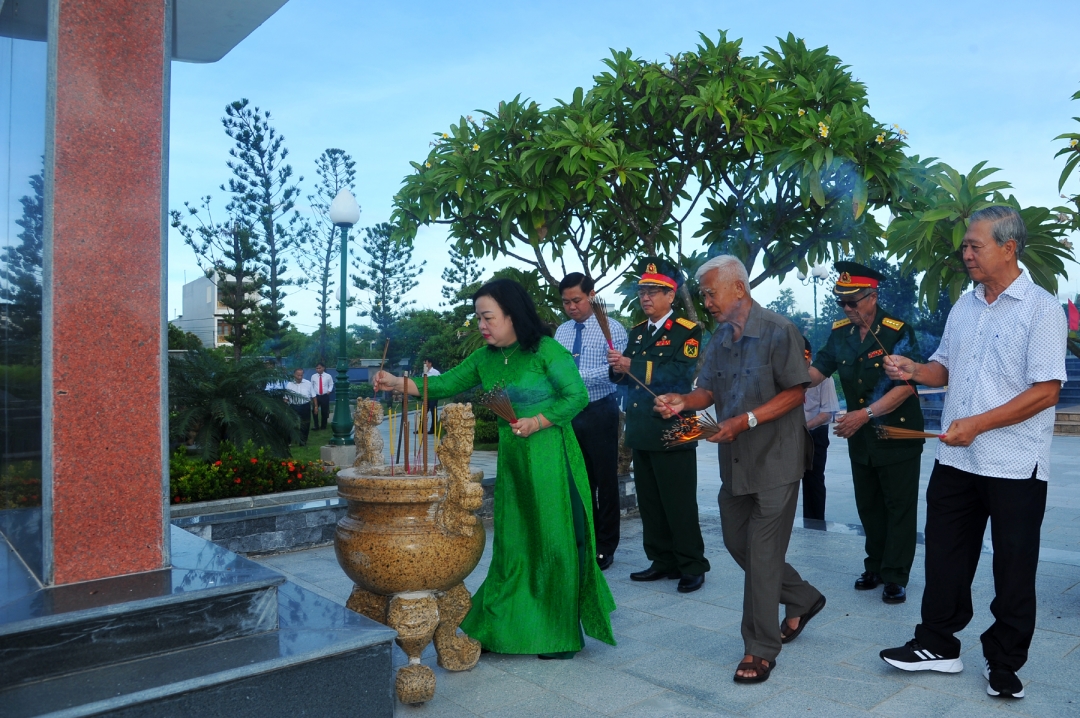 Phó Bí thư Thường trực Tỉnh ủy Cao Thị Hòa An và các đại biểu đã thắp hương tri ân, tưởng nhớ các anh hùng liệt sĩ.