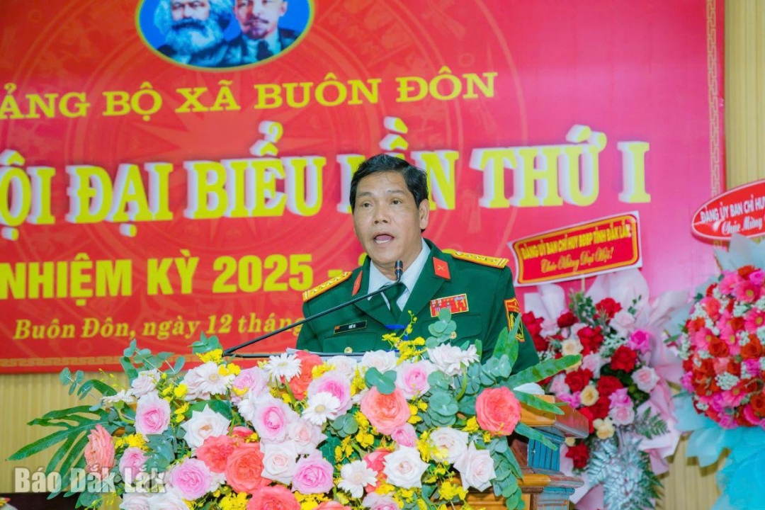 Đại tá Niê Ta, Ủy viên Ban Thường vụ Tỉnh ủy, Chỉ huy trưởng Bộ Chỉ huy Quân sự tỉnh phát biểu chỉ đạo đại hội.