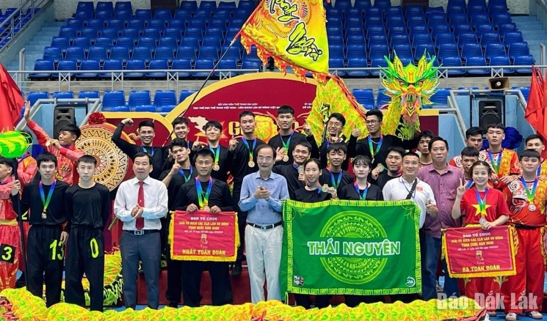 Ban tổ chức trao thương cho CLB xếp thứ Nhất toàn đoàn Long Nghĩa đường.