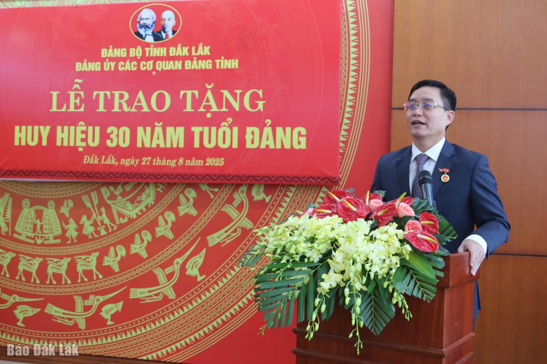 Ủy viên Trung ương Đảng, Bí thư Tỉnh ủy Nguyễn Đình Trung phát biểu bày tỏ sự xúc động khi được nhận Huy hiệu 30 năm tuổi Đảng.