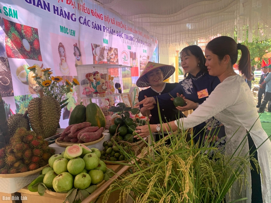 Các đại biểu tham quan gian hàng trưng bày sản phẩm đặc trưng của địa phương. 