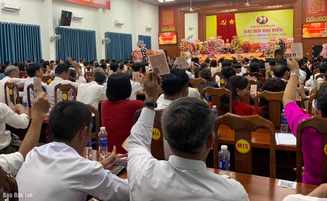 Đại biểu biểu quyết thông qua các chỉ tiêu, nhiệm vụ trong nhiệm kỳ mới.