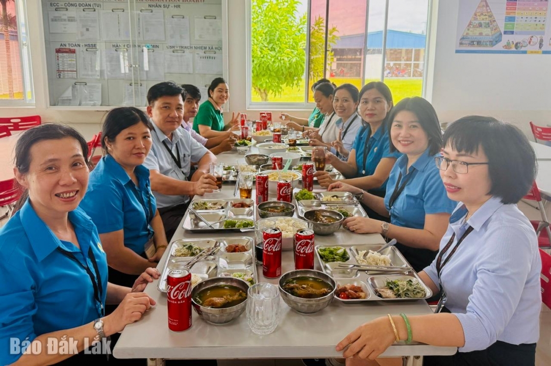 Lãnh đạo Liên đoàn Lao động tỉnh và đoàn công tác tham gia “Bữa ăn công đoàn” với đoàn viên, người lao động của Công ty TNHH CCIPY Việt Nam.