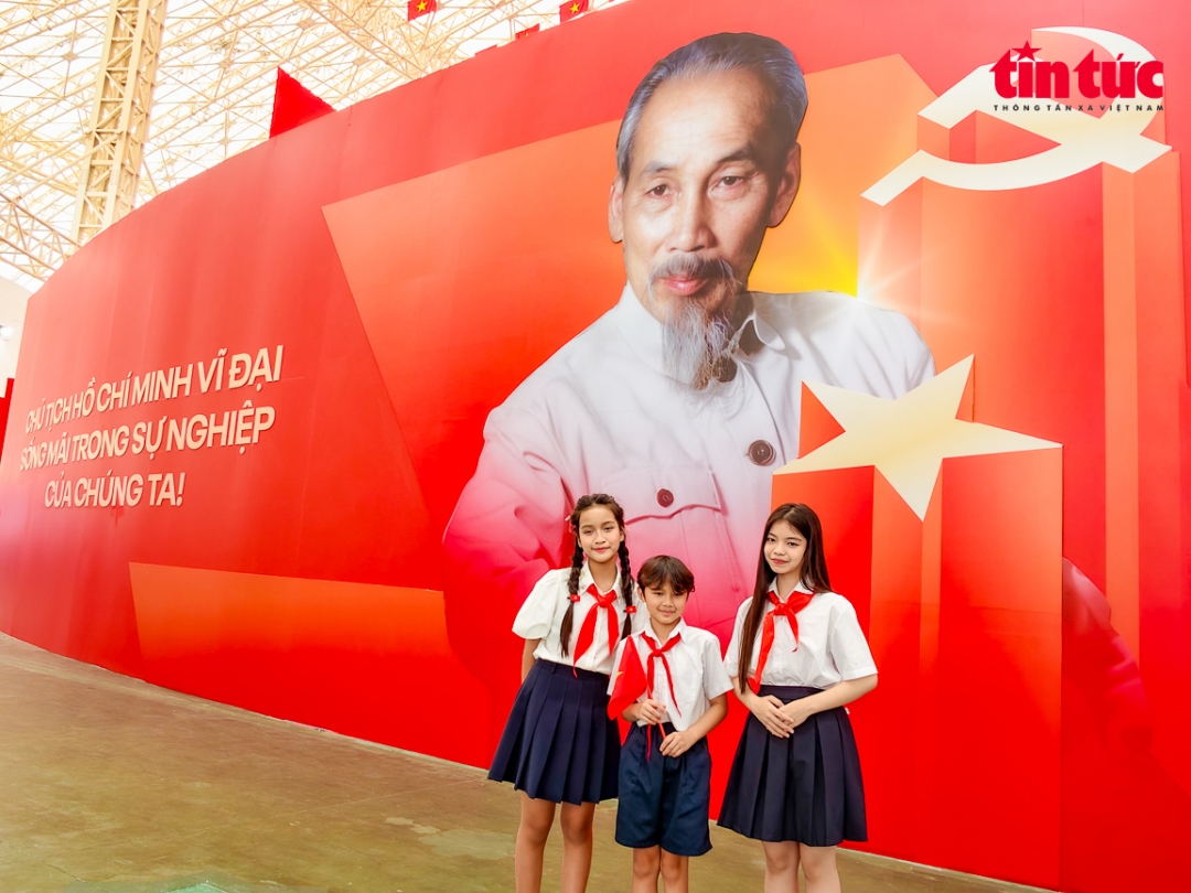 Với mong muốn lan tỏa tinh thần dân tộc, khơi dậy khát vọng xây dựng đất nước hùng cường, triển lãm đã xây dựng hành trình trải nghiệm qua từng giai đoạn đáng nhớ của lịch sử Đảng Cộng sản Việt Nam.