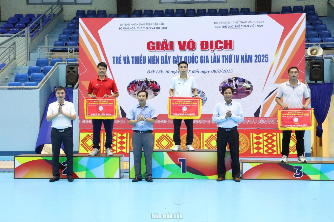 Ban tổ chức trao giải toàn đoàn cho các địa phương đoạt thành tích cao.