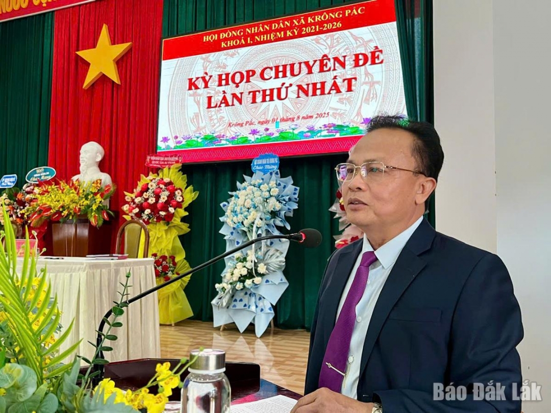 Bí thư Đảng ủy, Chủ tịch HĐND xã Krông Pắc Trần Quốc Vĩnh phát biểu khai mạc kỳ họp.