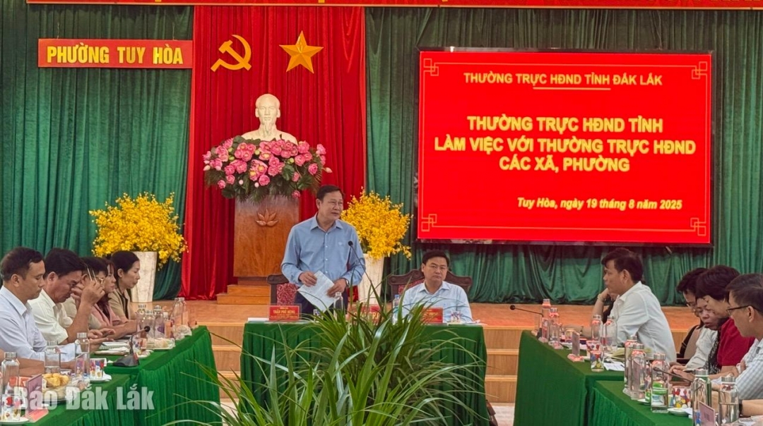 Đồng chí Trần Phú Hùng, Ủy viên Ban Thường vụ Tỉnh ủy, Phó Chủ tịch HĐND tỉnh phát biểu tại buổi làm việc.